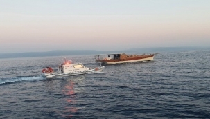  tur teknesi,balık çiftliği kafesine çarptı.