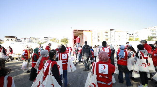 Türk Kızılay İzmir'in yaralarını sarmaya devam ediyor