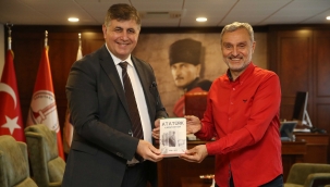 Ahmet Diker'in yeni kitabı 'Atatürk Karşıyaka'da' raflarda yerini aldı