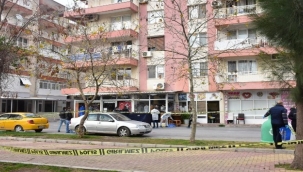 Babasını sokak ortasında sopayla öldürdü