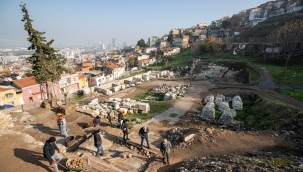 Başkan Soyer Smyrna Antik Tiyatrosu'ndaki kazı çalışmalarını inceledi