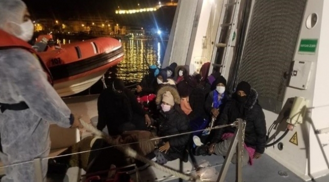 Çeşme ve Foça'daYunan unsurları tarafından geri itilen 69 düzensiz göçmen kurtarıldı