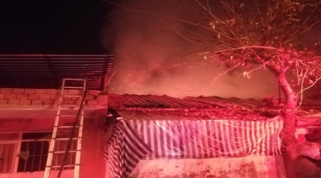Evde çıkan yangın bitişikteki binaya sıçradı