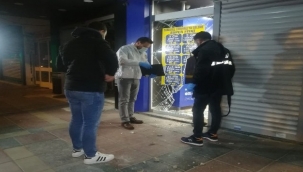 İzmir'de 3 bisikletli hırsız iş yerinden 25 cep telefonu çaldı