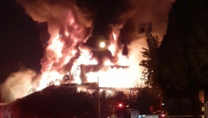 İzmir'de bir plastik fabrikasında büyük yangın çıktı