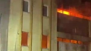 İzmir'de iki ayrı fabrikada yangın paniği