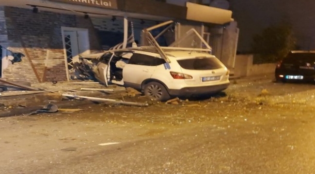 İzmir'de kısıtlama sessizliği kaza gürültüsü ile son buldu...Cip iş yerine girdi