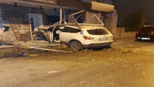 İzmir'de kısıtlama sessizliği kaza gürültüsü ile son buldu...Cip iş yerine girdi