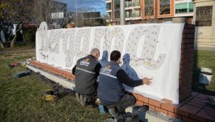 Marka şehir 'Bergama' ismi ilçe girişinde sergilenmeye başladı