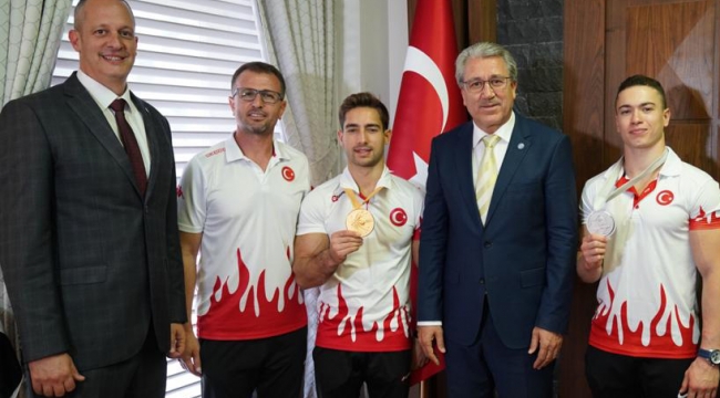 Rektör Budak, Egeli milli sporcular Ferhat Arıcan ve İbrahim Çolak'ı tebrik etti