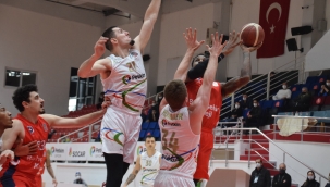 Aliağa Petkim Spor : 72– Bahçeşehir Koleji : 77 