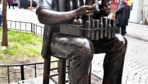 Benzinci Kör Hafız heykeli Kemeraltı ile buluştu