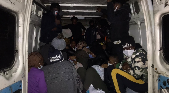 Dikili'de Kongo uyruklu 25 göçmen yakalandı