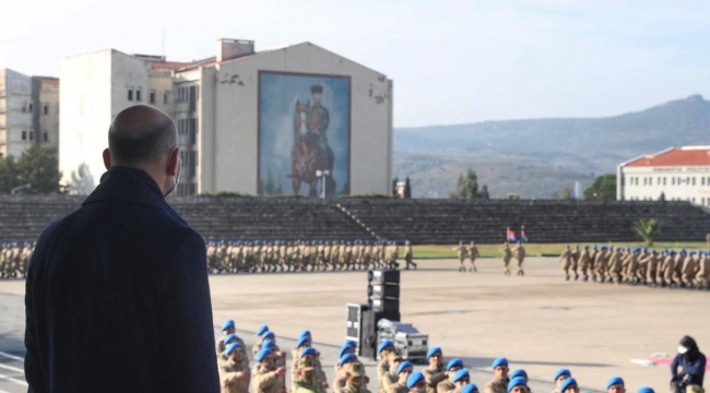 İçişleri Bakanı Soylu, Foça'da jandarma komandoların yemin törenine katıldı