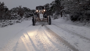 İzmir Büyükşehir Belediyesi ekipleri karla mücadelesini sürdürüyor