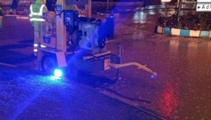 İzmir Büyükşehir Belediyesi'nden gece mesaisi