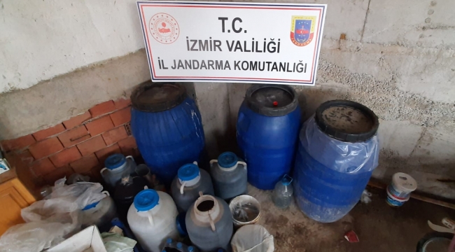  İzmir'de Jandarma 600 litre kaçak şarap yakaladı