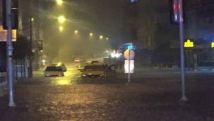 İzmir'i sağanak yağış vurdu