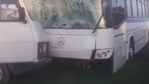 Menemen'de işçi servis otobüsü ile yolcu minibüsü çarpıştı:4 Yaralı