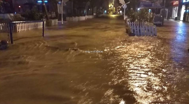 Aliağa ,Foça ve Dikili'de sağanak hayatı olumsuz etkiledi