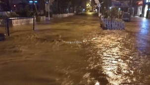 Aliağa ,Foça ve Dikili'de sağanak hayatı olumsuz etkiledi