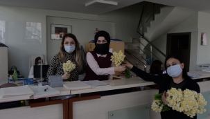 Bergama Belediyesi Nergis çiçeği dağıttı