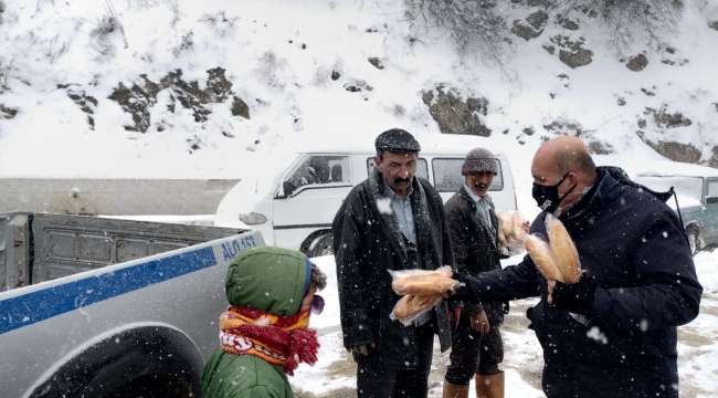 Bergama'da zabıta Yukarıada'ya ekmek dağıttı