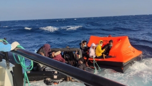 Foça'da Yunan unsurlarınca geri itilen 31 düzensiz göçmen kurtarıldı