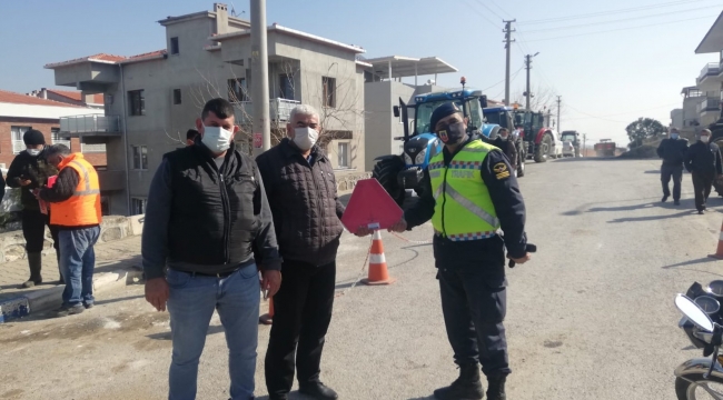 FOÇA JANDARMADAN ÇİFTÇİLERE REFLEKTÖR VE GÜVENLİ TRAKTÖR KULLANIMI EĞİTİMİ