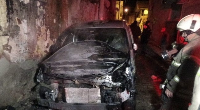 İzmir'de yangın paniği: 2 otomobil ve 1 iş yeri yandı