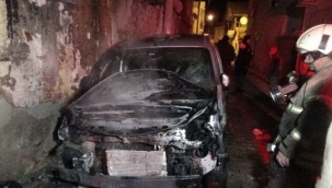 İzmir'de yangın paniği: 2 otomobil ve 1 iş yeri yandı