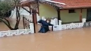 Sağlık çalışanı hastaya müdahale etmek için beline kadar suya girdi