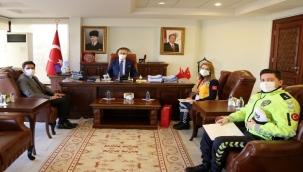 sel felaketinde takdir toplayan sağlık çalışanı ve polise başarı belgesi