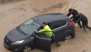 Selin vurduğu İzmir'de polis beline kadar suya girdi, herkesin takdirini topladı