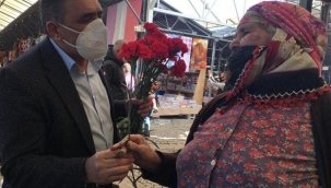 Başkan Koştu, Pazaryeri'nde çiçek dağıttı