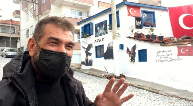  Dikili ilçesinde bir vatandaş Beşiktaş aşkını evinin duvarlarında sergiliyor