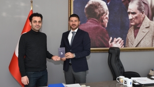 FOÇALI GENÇ ŞAİR, YENİ KİTABINI BAŞKAN FATİH GÜRBÜZ