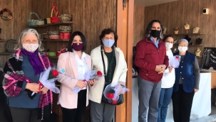 İYİ Parti Aliağa İlçe Teşkilatı Kadınlar Gününde Çiçek Dağıttı