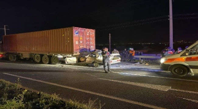 İzmir'de otomobil tıra çarptı: 1 ölü