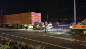 İzmir'de otomobil tıra çarptı: 1 ölü