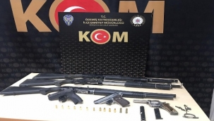 İzmir polisi, silah tacirlerini yakaladı