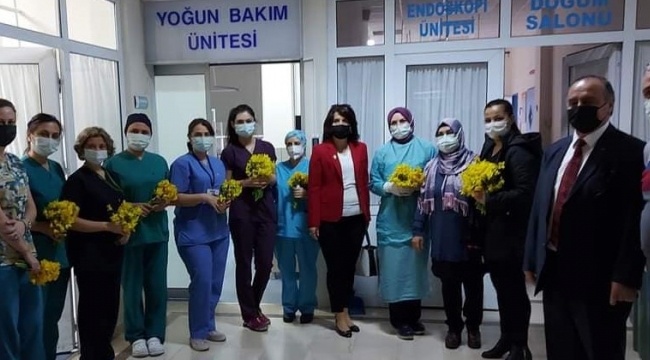 MHP Aliağa  İlçe Başkanı ve Kadın Kolları Çiçek Dağıttı