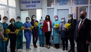 MHP Aliağa  İlçe Başkanı ve Kadın Kolları Çiçek Dağıttı