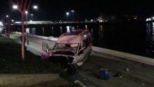 Servis minibüsü sahil bandına uçtu: 2 ağır yaralı