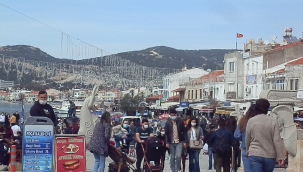 VATANDAŞLAR SOLUĞU FOÇA SAHİLİNDE ALDI