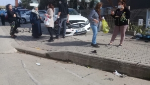Aliağa'da freni boşalan kamyon iki aracı biçti, istinat duvarını yıktı