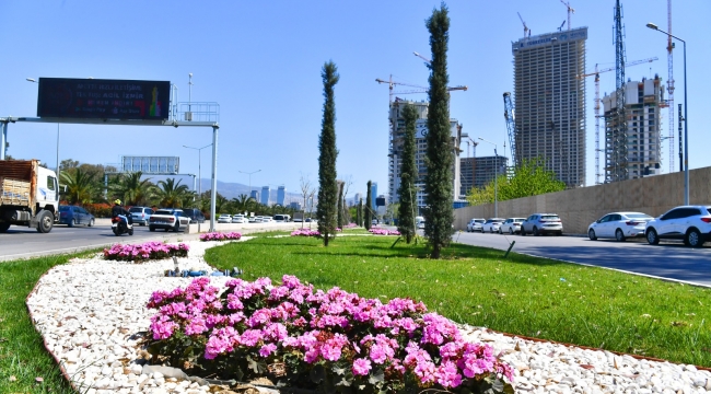 İzmir çiçek açtı