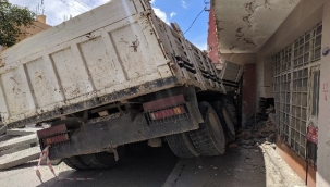 Kontrolden çıkan kamyon evin duvarına çarparak durabildi