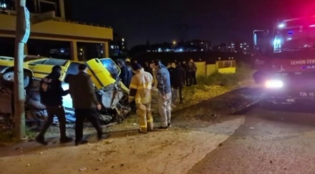  Menemen Ulukent'te Elektrik direğine çarpan sürücü hayatını kaybetti