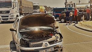 Aliağa'da iki otomobil kavşakta çarpıştı